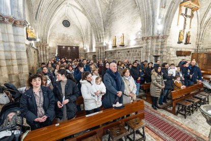 Así ha sido la emotiva cita de los más pequeños con la Virgen de las Candelas en la tradicional Misa de la Luz.