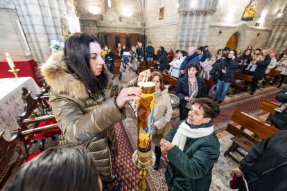 Así ha sido la emotiva cita de los más pequeños con la Virgen de las Candelas en la tradicional Misa de la Luz.