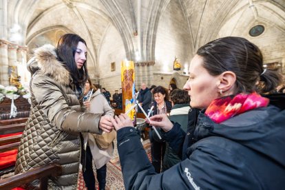 Así ha sido la emotiva cita de los más pequeños con la Virgen de las Candelas en la tradicional Misa de la Luz.