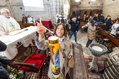 Así ha sido la emotiva cita de los más pequeños con la Virgen de las Candelas en la tradicional Misa de la Luz.