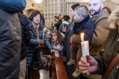 Así ha sido la emotiva cita de los más pequeños con la Virgen de las Candelas en la tradicional Misa de la Luz.