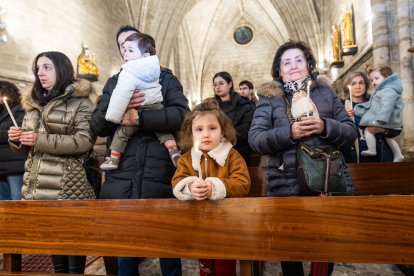 Así ha sido la emotiva cita de los más pequeños con la Virgen de las Candelas en la tradicional Misa de la Luz.
