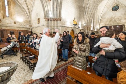 Así ha sido la emotiva cita de los más pequeños con la Virgen de las Candelas en la tradicional Misa de la Luz.