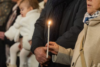 Así ha sido la emotiva cita de los más pequeños con la Virgen de las Candelas en la tradicional Misa de la Luz.