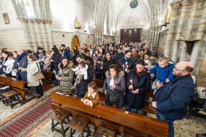 Así ha sido la emotiva cita de los más pequeños con la Virgen de las Candelas en la tradicional Misa de la Luz.