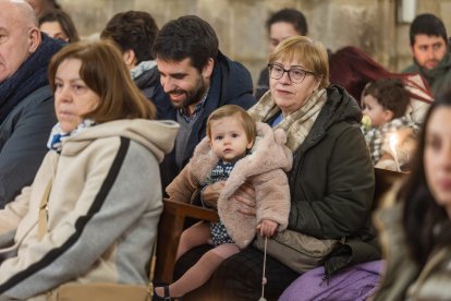Así ha sido la emotiva cita de los más pequeños con la Virgen de las Candelas en la tradicional Misa de la Luz.