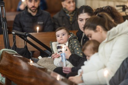 Así ha sido la emotiva cita de los más pequeños con la Virgen de las Candelas en la tradicional Misa de la Luz.