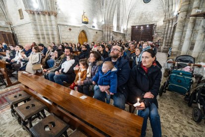 Así ha sido la emotiva cita de los más pequeños con la Virgen de las Candelas en la tradicional Misa de la Luz.