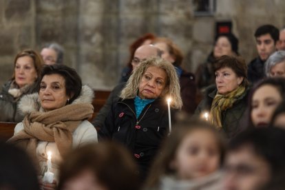 Así ha sido la emotiva cita de los más pequeños con la Virgen de las Candelas en la tradicional Misa de la Luz.