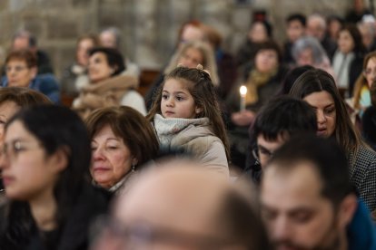 Así ha sido la emotiva cita de los más pequeños con la Virgen de las Candelas en la tradicional Misa de la Luz.