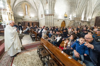 Así ha sido la emotiva cita de los más pequeños con la Virgen de las Candelas en la tradicional Misa de la Luz.