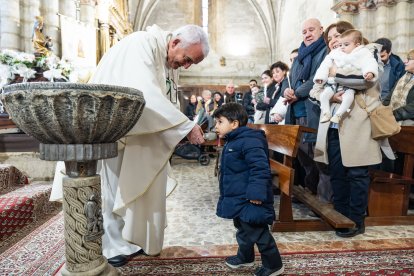 Así ha sido la emotiva cita de los más pequeños con la Virgen de las Candelas en la tradicional Misa de la Luz.
