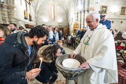Así ha sido la emotiva cita de los más pequeños con la Virgen de las Candelas en la tradicional Misa de la Luz.