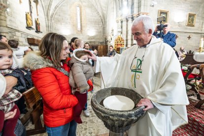 Así ha sido la emotiva cita de los más pequeños con la Virgen de las Candelas en la tradicional Misa de la Luz.