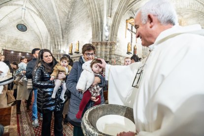Así ha sido la emotiva cita de los más pequeños con la Virgen de las Candelas en la tradicional Misa de la Luz.