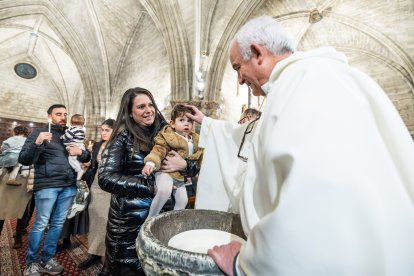 Así ha sido la emotiva cita de los más pequeños con la Virgen de las Candelas en la tradicional Misa de la Luz.