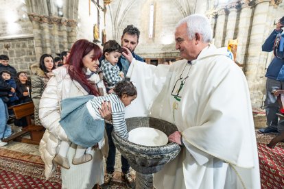 Así ha sido la emotiva cita de los más pequeños con la Virgen de las Candelas en la tradicional Misa de la Luz.