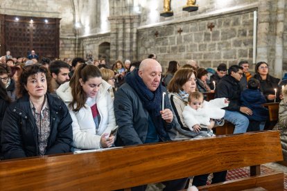 Así ha sido la emotiva cita de los más pequeños con la Virgen de las Candelas en la tradicional Misa de la Luz.