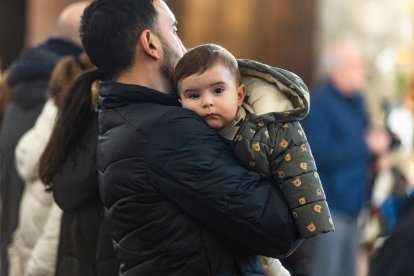 Así ha sido la emotiva cita de los más pequeños con la Virgen de las Candelas en la tradicional Misa de la Luz.