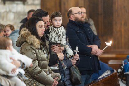 Así ha sido la emotiva cita de los más pequeños con la Virgen de las Candelas en la tradicional Misa de la Luz.