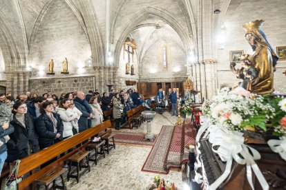 Así ha sido la emotiva cita de los más pequeños con la Virgen de las Candelas en la tradicional Misa de la Luz.
