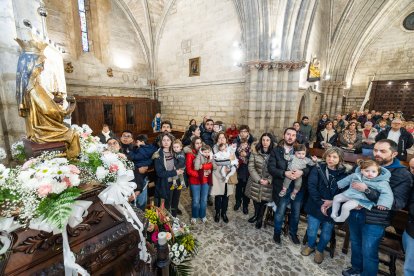 Así ha sido la emotiva cita de los más pequeños con la Virgen de las Candelas en la tradicional Misa de la Luz.