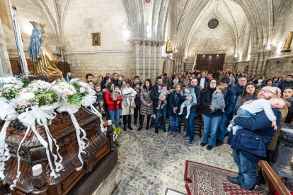 Así ha sido la emotiva cita de los más pequeños con la Virgen de las Candelas en la tradicional Misa de la Luz.