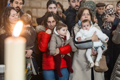 Así ha sido la emotiva cita de los más pequeños con la Virgen de las Candelas en la tradicional Misa de la Luz.
