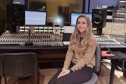La compositora burgalesa, en un estudio de mezclas de sonido.