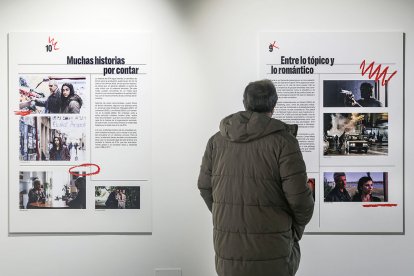 La exposición se compone de diez paneles, una pantalla de audiovisuales y algunos objetos.