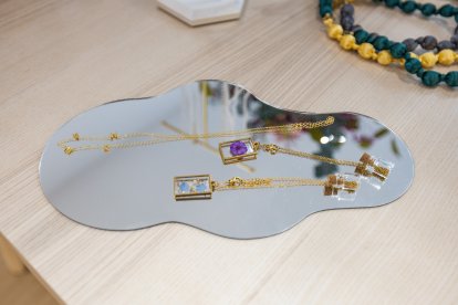 Joyas de resina y flores creadas por María.