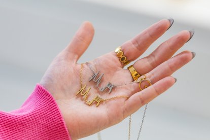 Los collares con el perfil de la Catedral son todo un éxito.