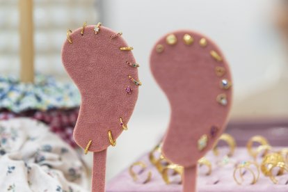 Algunas de las joyas que vende María.