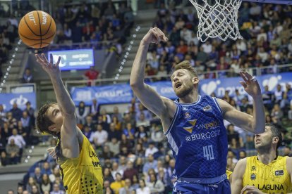 Imagen del partido entre el Recoletas Salud San Pablo Burgos y La Laguna Tenerife.
