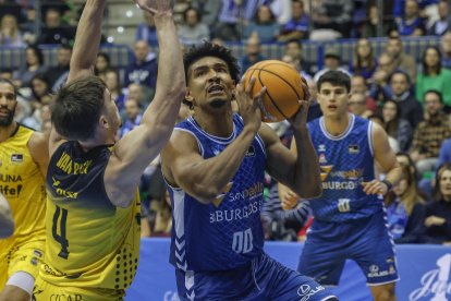 Imagen del partido entre el Recoletas Salud San Pablo Burgos y La Laguna Tenerife.