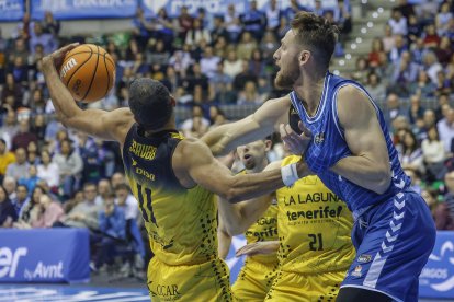 Imagen del partido entre el Recoletas Salud San Pablo Burgos y La Laguna Tenerife.