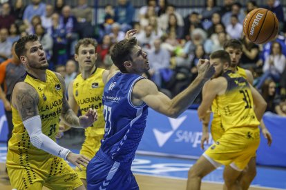 Imagen del partido entre el Recoletas Salud San Pablo Burgos y La Laguna Tenerife.
