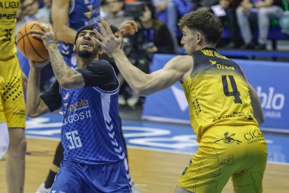 Imagen del partido entre el Recoletas Salud San Pablo Burgos y La Laguna Tenerife.