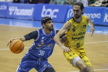 Imagen del partido entre el Recoletas Salud San Pablo Burgos y La Laguna Tenerife.