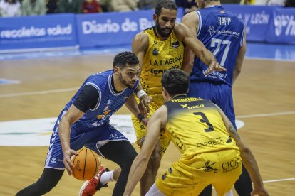 Imagen del partido entre el Recoletas Salud San Pablo Burgos y La Laguna Tenerife.