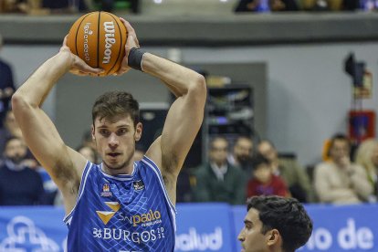 Imagen del partido entre el Recoletas Salud San Pablo Burgos y La Laguna Tenerife.