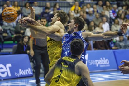 Imagen del partido entre el Recoletas Salud San Pablo Burgos y La Laguna Tenerife.