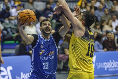 Imagen del partido entre el Recoletas Salud San Pablo Burgos y La Laguna Tenerife.