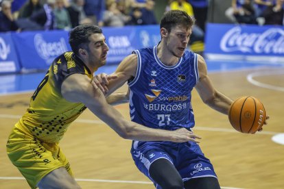Imagen del partido entre el Recoletas Salud San Pablo Burgos y La Laguna Tenerife.