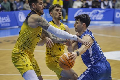 Imagen del partido entre el Recoletas Salud San Pablo Burgos y La Laguna Tenerife.