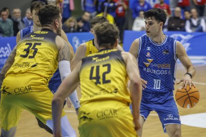 Imagen del partido entre el Recoletas Salud San Pablo Burgos y La Laguna Tenerife.