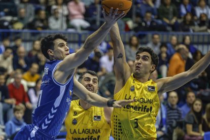 Imagen del partido entre el Recoletas Salud San Pablo Burgos y La Laguna Tenerife.