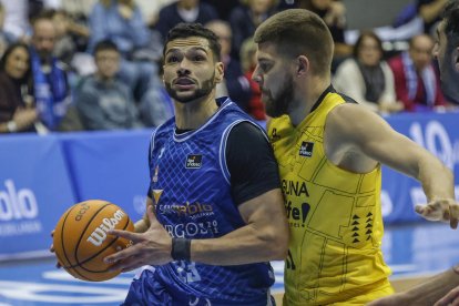 Imagen del partido entre el Recoletas Salud San Pablo Burgos y La Laguna Tenerife.