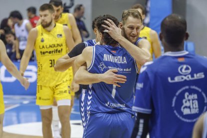 Imagen del partido entre el Recoletas Salud San Pablo Burgos y La Laguna Tenerife.