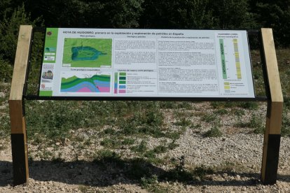 Panel informativo del enclave de la Hoya de Huidobro en Burgos, espacio pionero en la explotación y exploración de petróleo en España
